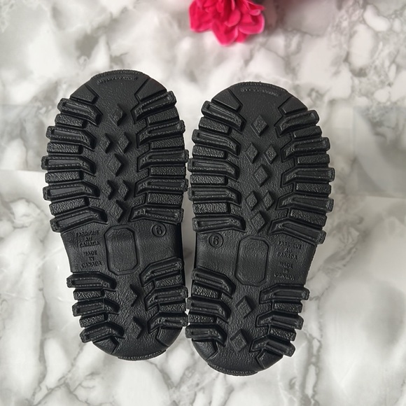 Brand New Winterboots - Waterproof - Blue & Black Robot design - Size 6 Toddler - Picture 2 of 5